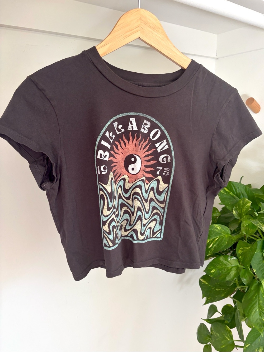 🌊 Billabong | Women | Black Yin Yang Crop Top Tee w/ Sun and Wave Graphic | L